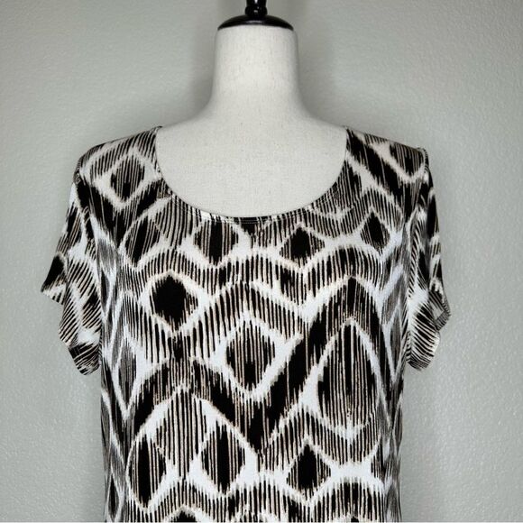 Chico’s Travelers Geometric Metallic Print Scoop Neck Short Sleeves Top - Picture 2 of 13